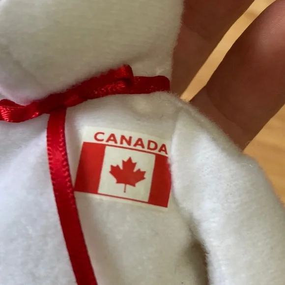 Maple the Bear Ty Teenie Beani Baby  White Bear with Red Ribbon and Canada Flag - Picture 4 of 4